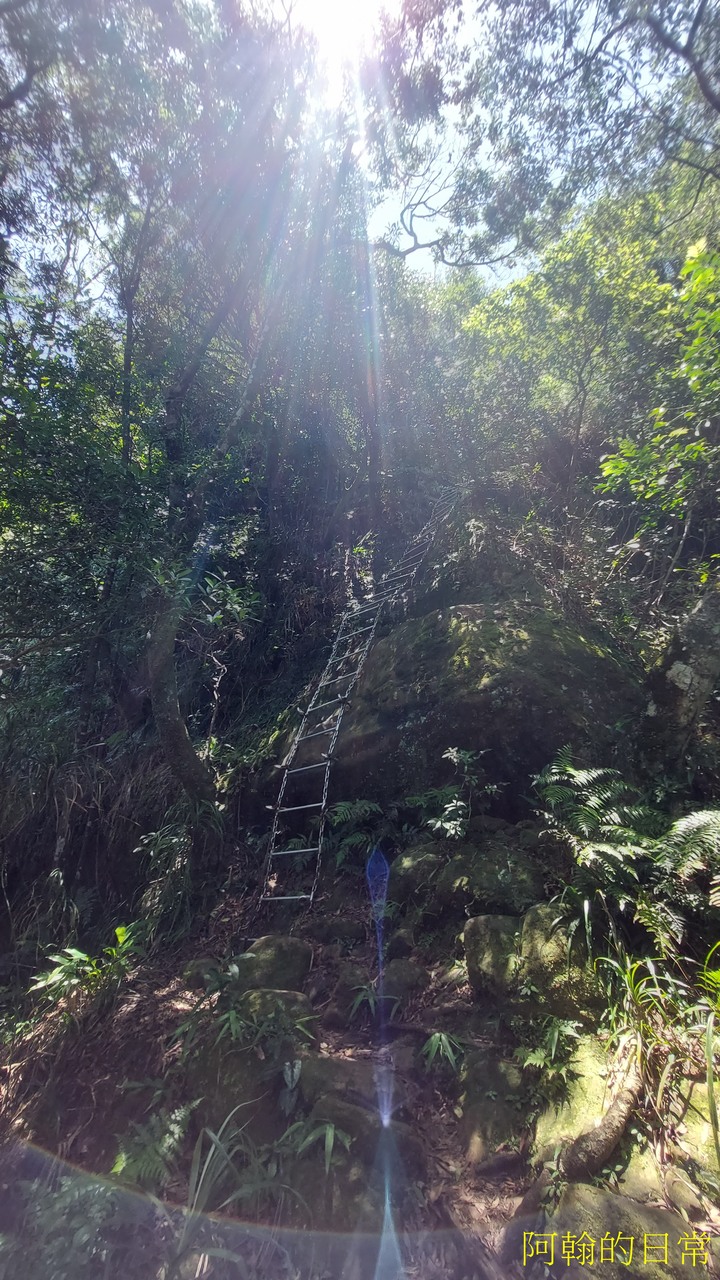 攀爬拉繩 北部三大岩場之一 皇帝殿西峰、東峰|優美天空、山巒景色|O型環狀路線