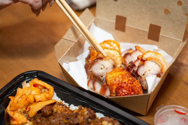 林口龜山美食-超美味館長便當火熱登場!脆皮燒肉也太好吃了啦~強烈建議自取喔!脆皮燒肉飯跟魯肉飯真超值,同學們不想吃吃看好吃又划算的館長便當嗎?(招手