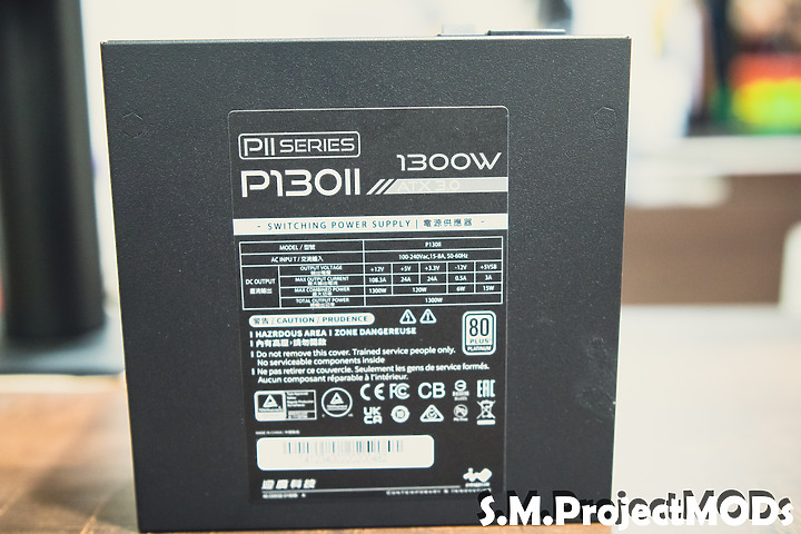 點我看大圖 嘿!InWin 迎廣 P130II 這款性能怪獸具備兩組PCI-E 5.0輸出。是一款十年保固的白金級電源