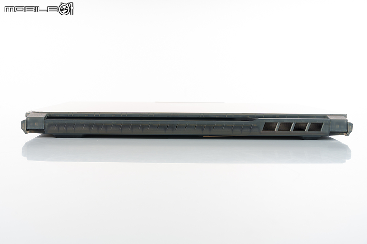 MSI Cyborg 15 A12V 實測報告|以前衛科幻語彙打造效能電競