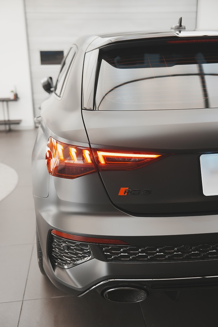 【Audi RS3 炫光黑】選配/開箱/包膜/消光犀牛皮/改裝/外拍 圖多分享