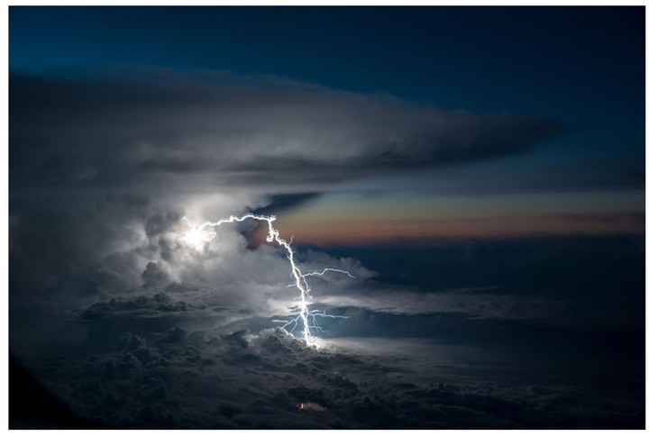 飛行員從駕駛艙拍攝令人驚嘆的照片