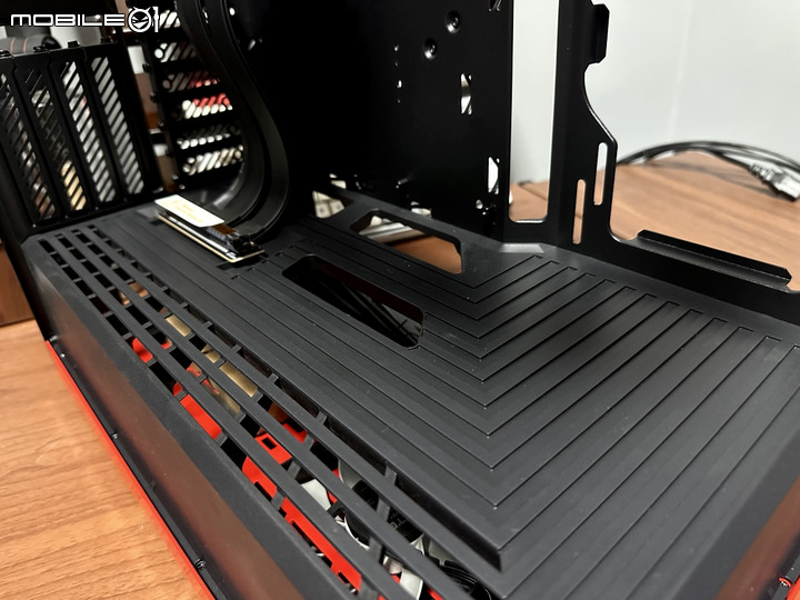 電競魚缸?HYTE Y40全景機殼