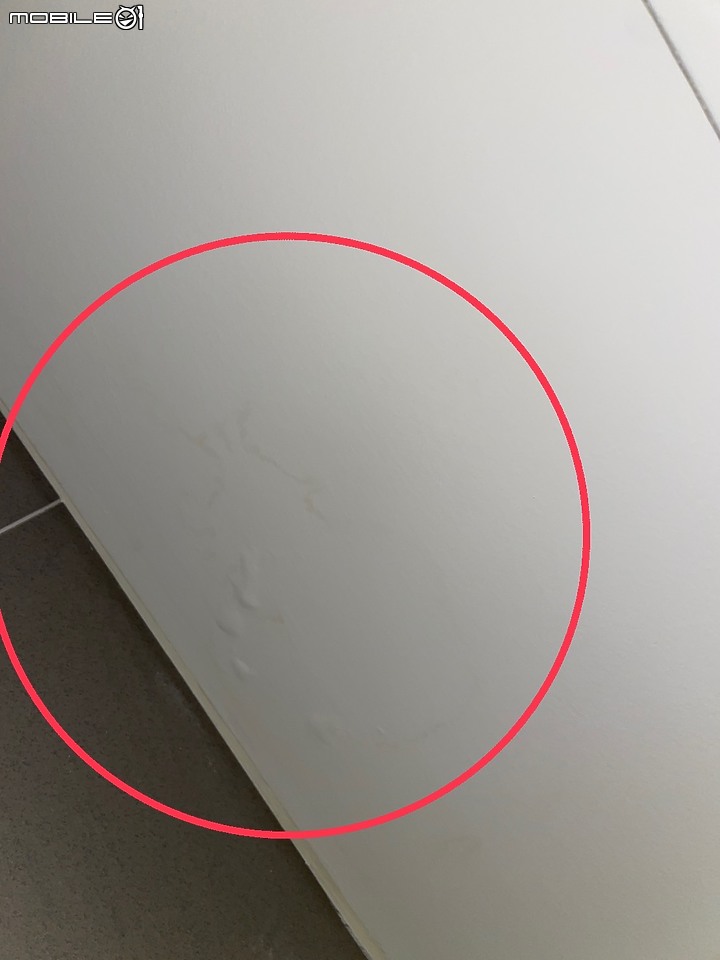 新北林口建案住戶投訴衛浴天花板漏水導致發霉