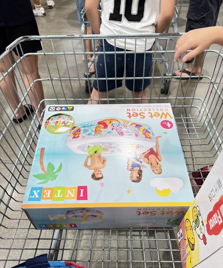 如何讓小孩不擠人且獨享的消暑玩水---Intex室內充氣泳池樂趣!