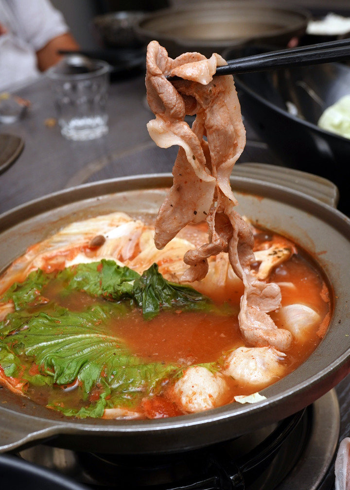 點我看大圖 台南美食火鍋【貍偷聚門鍋物】超過20種湯底!花雕雞乾鍋兩吃│酒香好醉人│菊花鍋意外好吃│剝皮辣椒用一整罐│番茄和松露鮮奶濃郁義式鍋│東區個人火鍋推薦