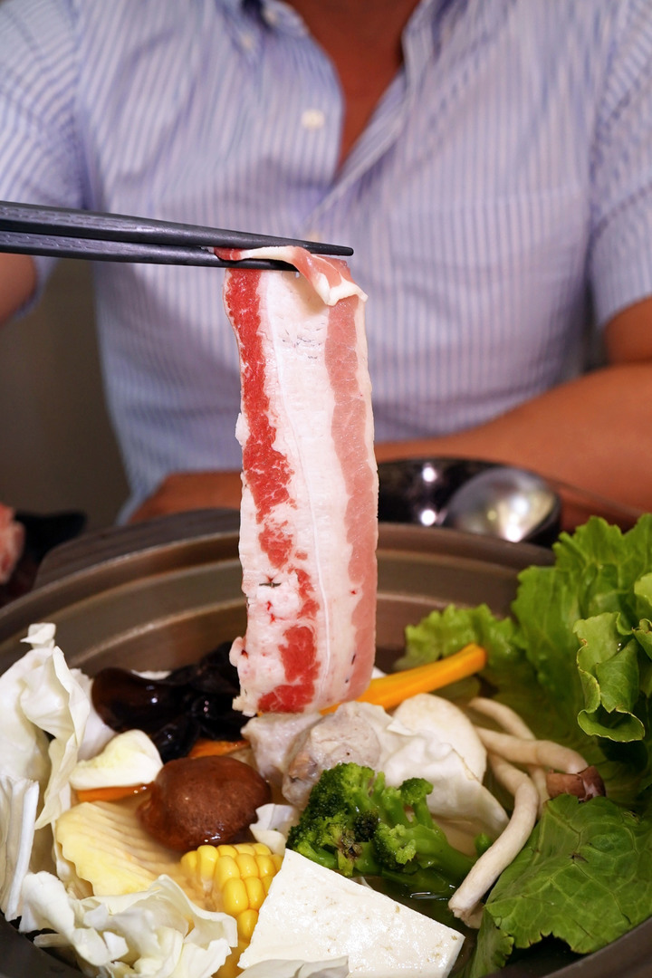 點我看大圖 台南美食火鍋【貍偷聚門鍋物】超過20種湯底!花雕雞乾鍋兩吃│酒香好醉人│菊花鍋意外好吃│剝皮辣椒用一整罐│番茄和松露鮮奶濃郁義式鍋│東區個人火鍋推薦