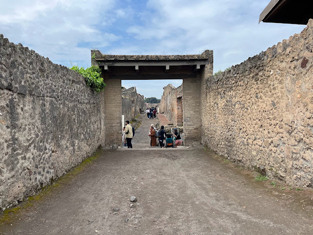 2023歐遊美術館40天 - 第8天 - 與古城龐貝 (Pompeii) 和美麗的拿坡里 (Napoli)地鐵站相遇!