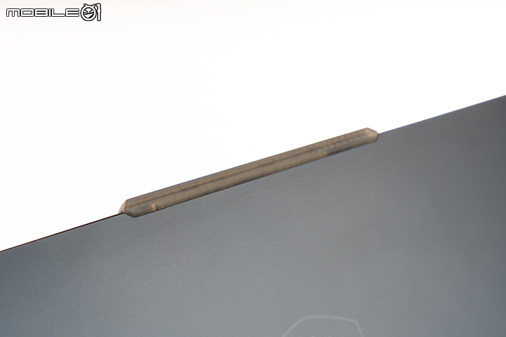 MSI Cyborg 15 A12V 實測報告|以前衛科幻語彙打造效能電競