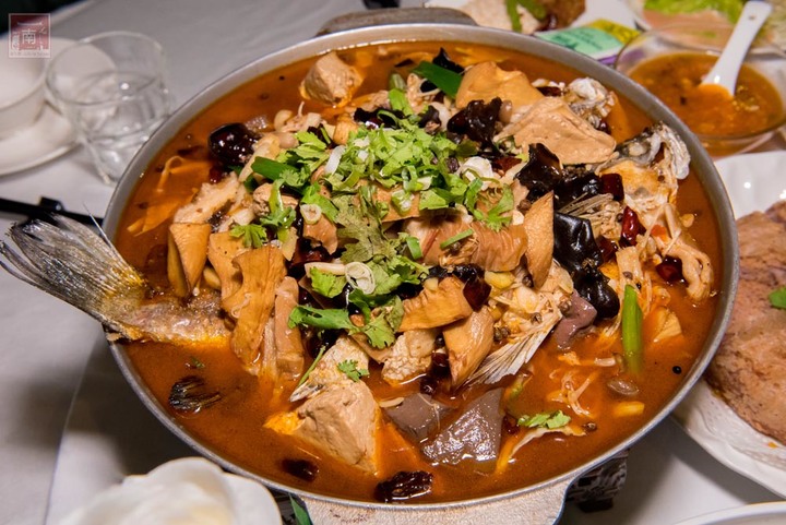 【臺南美食】歐式鄉村環境中的中式餐點,除了超值商業經濟套餐,也有提供單點.桌菜和多人套餐,招牌秘製窯烤全雞、重慶烤魚、芋泥香酥鴨等~涵花庭 - 南人幫