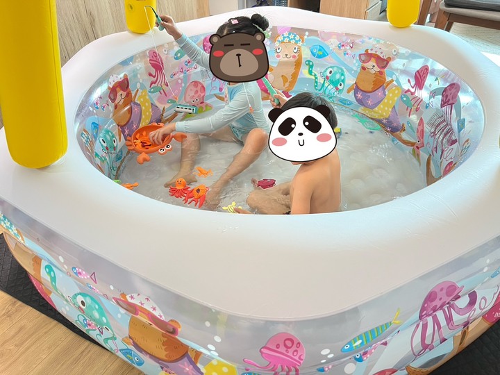 如何讓小孩不擠人且獨享的消暑玩水---Intex室內充氣泳池樂趣!