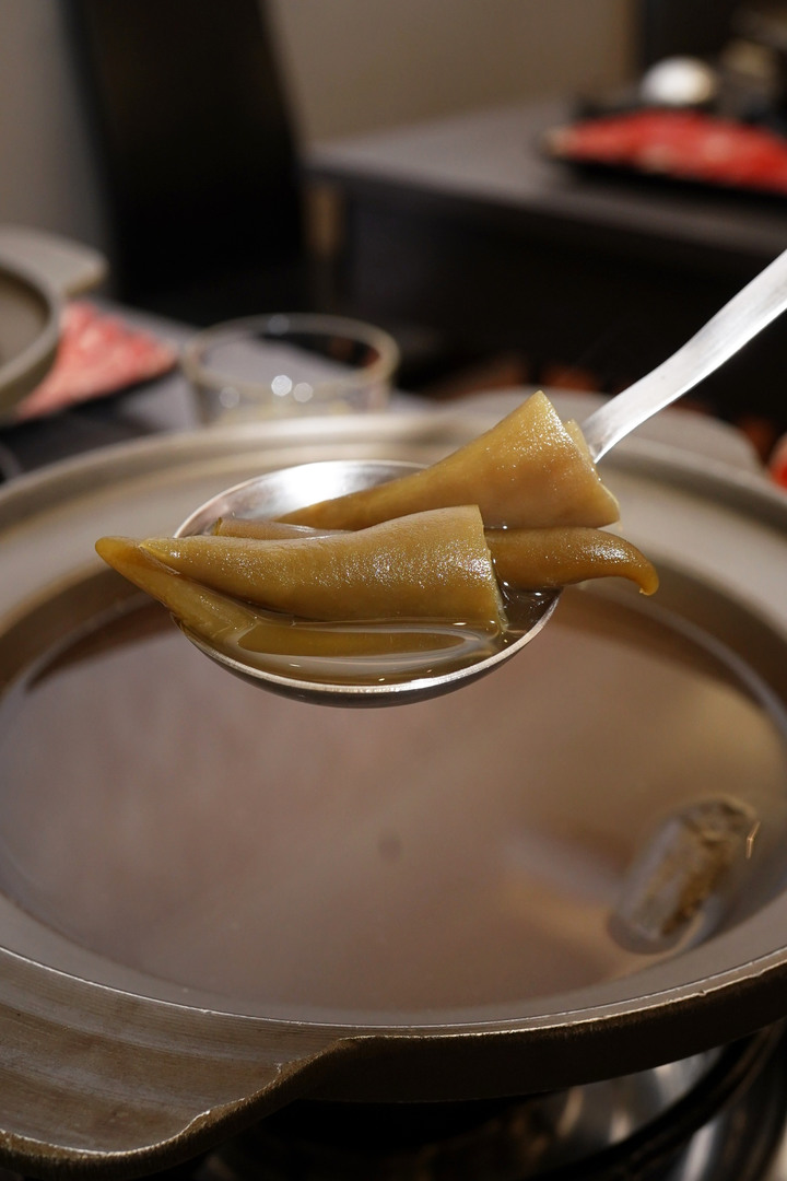 點我看大圖 台南美食火鍋【貍偷聚門鍋物】超過20種湯底!花雕雞乾鍋兩吃│酒香好醉人│菊花鍋意外好吃│剝皮辣椒用一整罐│番茄和松露鮮奶濃郁義式鍋│東區個人火鍋推薦