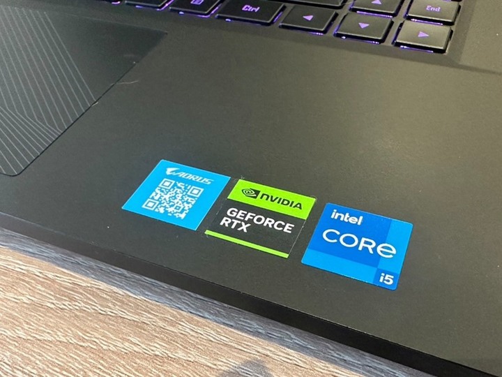分享技嘉 AORUS 15 9KF 電競筆電開箱+D4跑分
