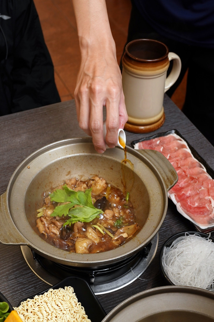 點我看大圖 台南美食火鍋【貍偷聚門鍋物】超過20種湯底!花雕雞乾鍋兩吃│酒香好醉人│菊花鍋意外好吃│剝皮辣椒用一整罐│番茄和松露鮮奶濃郁義式鍋│東區個人火鍋推薦