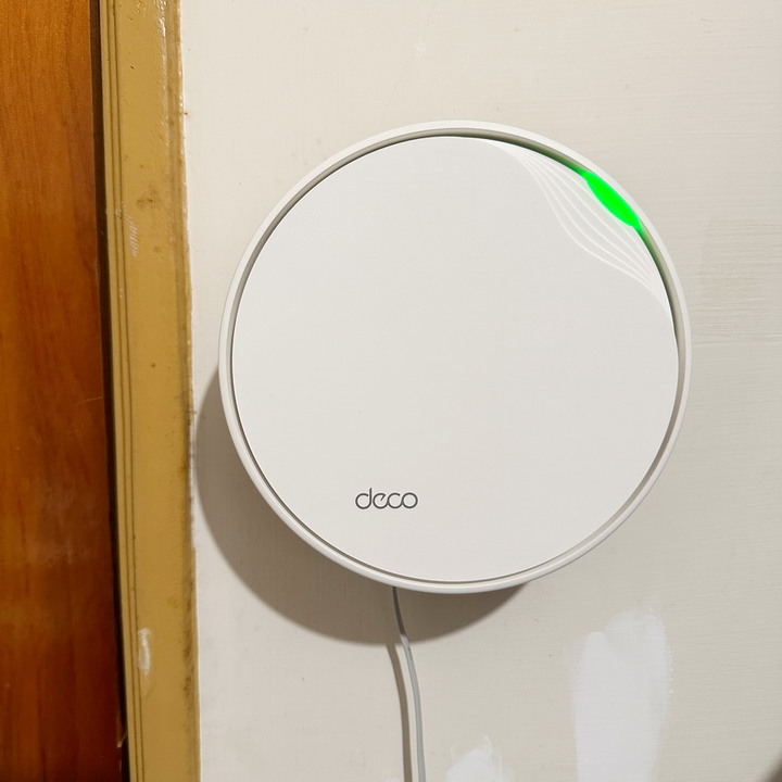 TP-Link Deco X50-PoE（3入組）設定超簡易，壁掛散熱強，無線網路速度有保障。