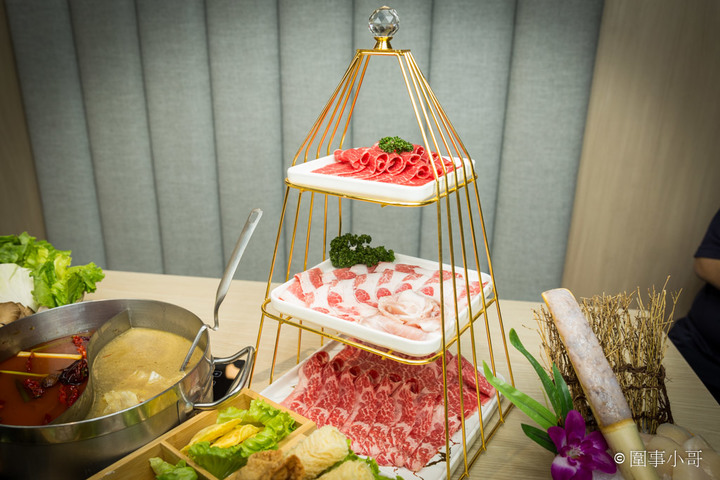 玖圍鍋物,香氣迷人的職人手炒沙茶讓人真心推薦!再加上美味扁魚干熬出的湯頭,玖圍的老沙茶火鍋非常值得一試。