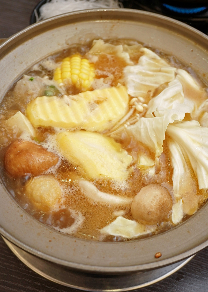 點我看大圖 台南美食火鍋【貍偷聚門鍋物】超過20種湯底!花雕雞乾鍋兩吃│酒香好醉人│菊花鍋意外好吃│剝皮辣椒用一整罐│番茄和松露鮮奶濃郁義式鍋│東區個人火鍋推薦