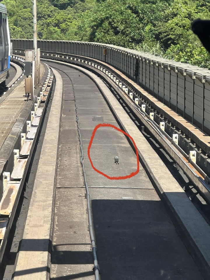 請問版上有捷運迷嗎？這個在軌道上的是什麼？