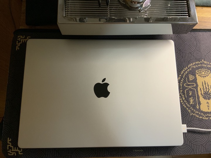 MacBook M2 Pro 16吋 — 太空灰色。簡易開箱
