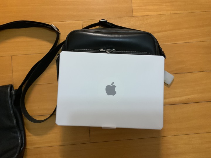 MacBook M2 Pro 16吋 — 太空灰色。簡易開箱