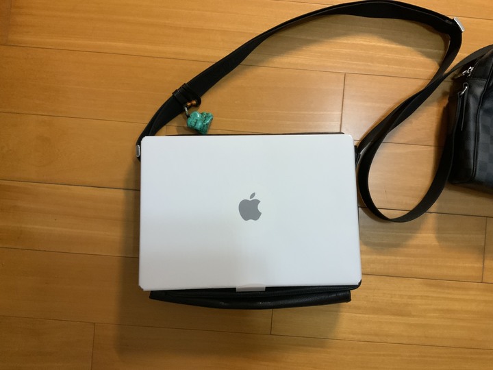 MacBook M2 Pro 16吋 — 太空灰色。簡易開箱