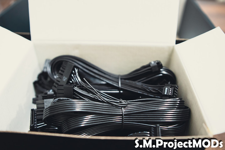 點我看大圖 嘿!InWin 迎廣 P130II 這款性能怪獸具備兩組PCI-E 5.0輸出。是一款十年保固的白金級電源