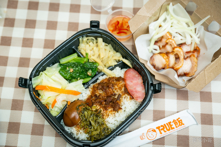 林口龜山美食-超美味館長便當火熱登場!脆皮燒肉也太好吃了啦~強烈建議自取喔!脆皮燒肉飯跟魯肉飯真超值,同學們不想吃吃看好吃又划算的館長便當嗎?(招手