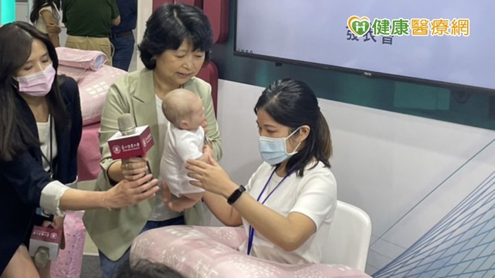 新手媽哺乳誤摔寶寶！雙和護理團隊以創意解決困境