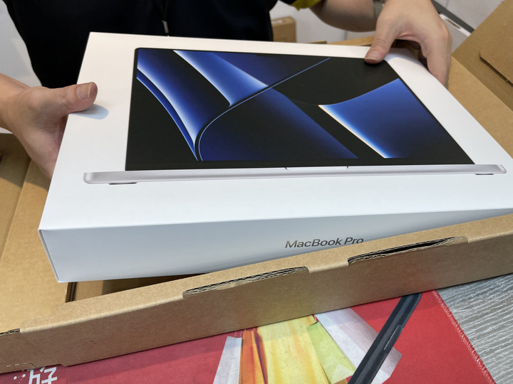 MacBook M2 Pro 16吋 — 太空灰色。簡易開箱