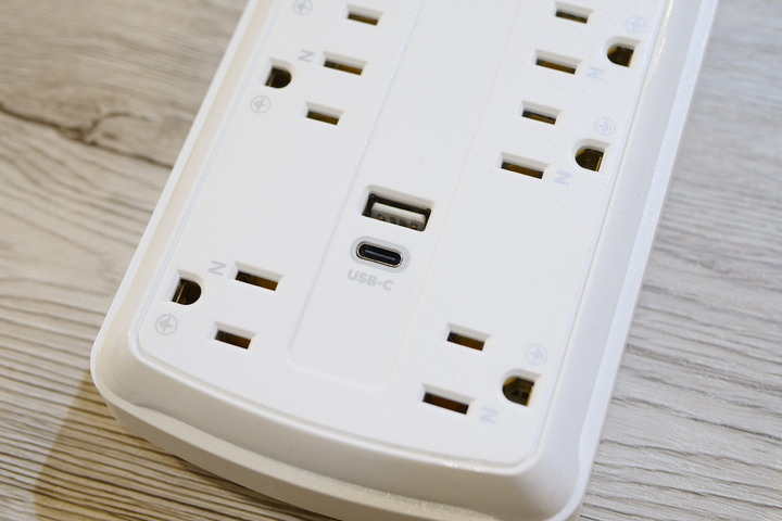 點我看大圖 CyberPower Surge Protection 碩天防突波延長用電源線兩入組 簡易開箱
