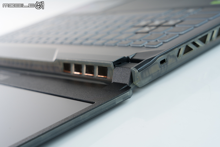 MSI Cyborg 15 A12V 實測報告|以前衛科幻語彙打造效能電競