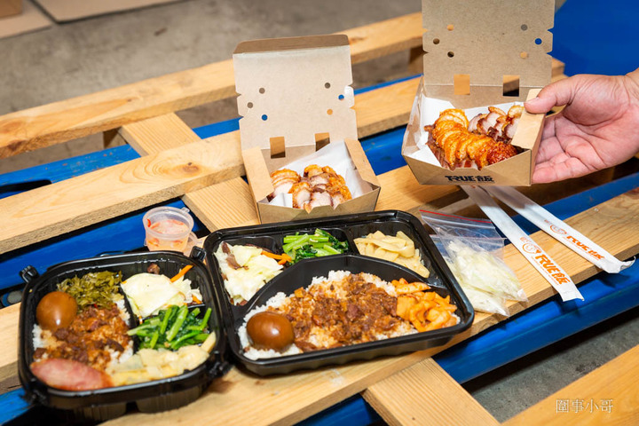 林口龜山美食-超美味館長便當火熱登場!脆皮燒肉也太好吃了啦~強烈建議自取喔!脆皮燒肉飯跟魯肉飯真超值,同學們不想吃吃看好吃又划算的館長便當嗎?(招手