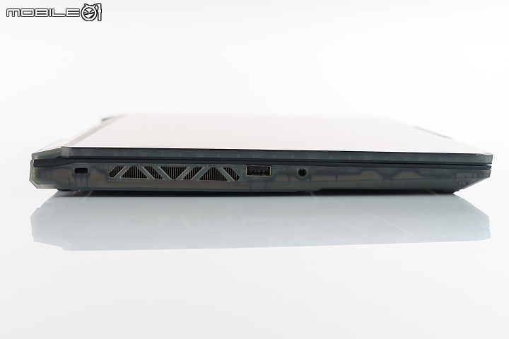 MSI Cyborg 15 A12V 實測報告|以前衛科幻語彙打造效能電競