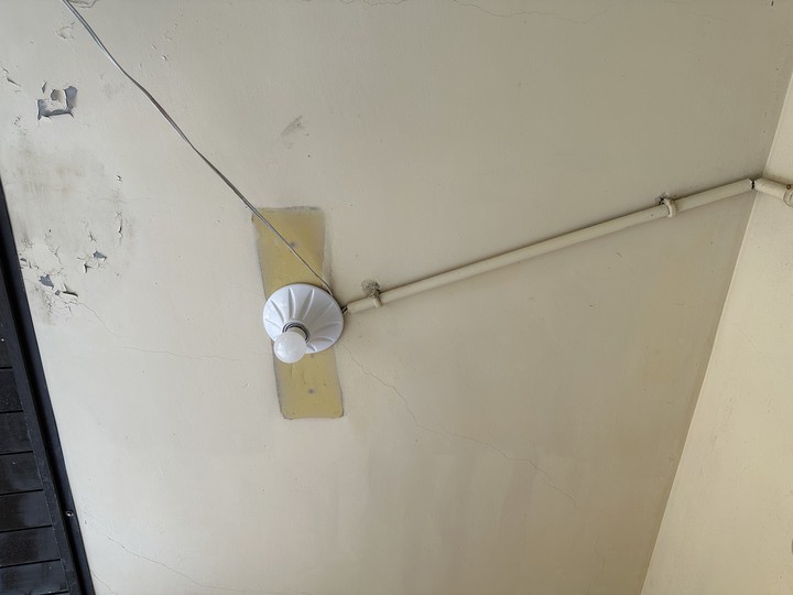 請教如何在家中後陽台電燈地方拉出一條新的插座?