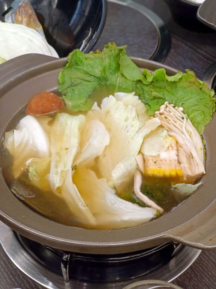 點我看大圖 台南美食火鍋【貍偷聚門鍋物】超過20種湯底!花雕雞乾鍋兩吃│酒香好醉人│菊花鍋意外好吃│剝皮辣椒用一整罐│番茄和松露鮮奶濃郁義式鍋│東區個人火鍋推薦