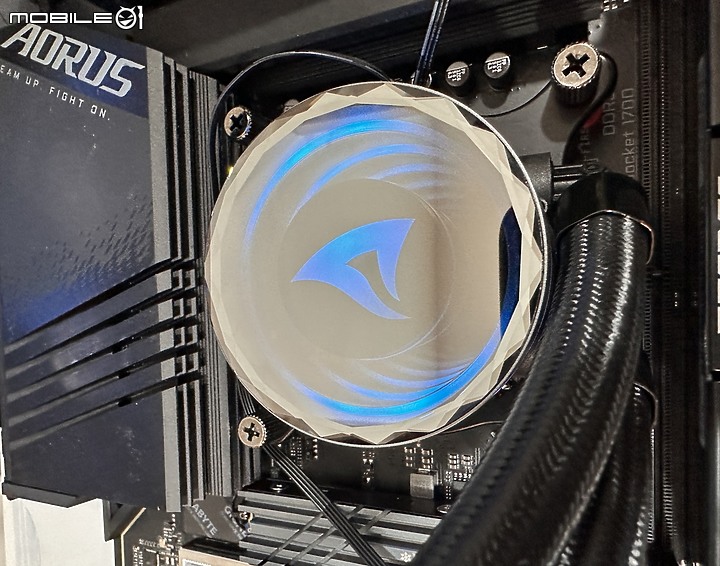點我看大圖 旋剛 Sharkoon 緊湊型一體 AIO 水冷 S90 RGB 開箱