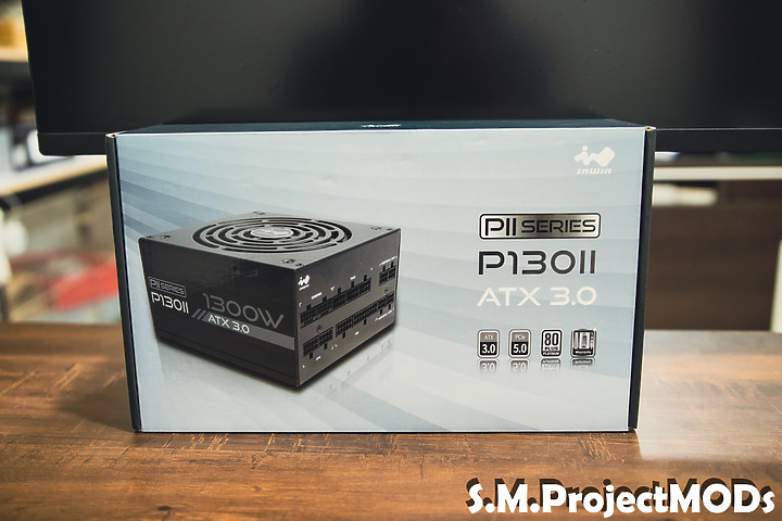 點我看大圖 嘿!InWin 迎廣 P130II 這款性能怪獸具備兩組PCI-E 5.0輸出。是一款十年保固的白金級電源