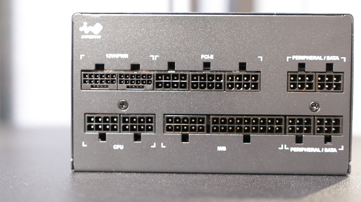 點我看大圖 嘿!InWin 迎廣 P130II 這款性能怪獸具備兩組PCI-E 5.0輸出。是一款十年保固的白金級電源