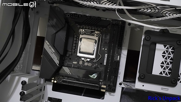 點我看大圖 【開箱】朦朧美、散熱佳直立小機殼 | CORSAIR 2000D RGB AIRFLOW + CORSAIR SF850L開箱