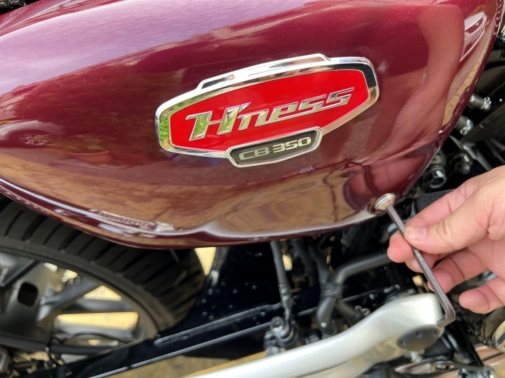 點我看大圖 【心得】CB350 pro 酒紅色 2023年式開箱,裡面居然有急救包