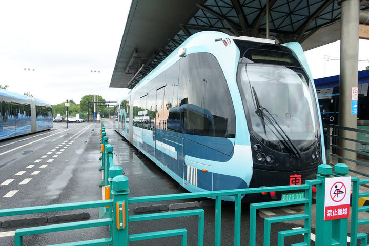 中國虛擬軌道列車影片曝光 外國網友：不就公車？