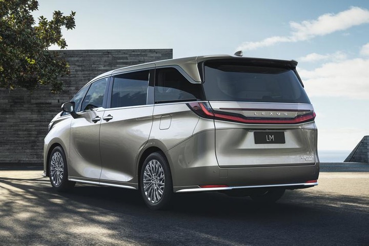 Toyota Alphard vs Lexus LM