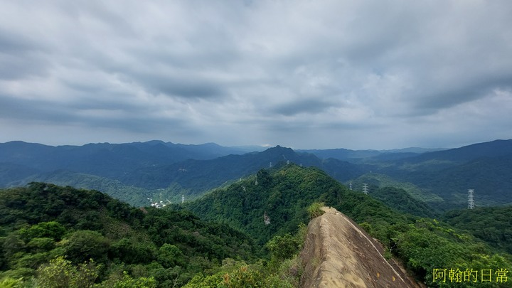 攀爬拉繩 北部三大岩場之一 皇帝殿西峰、東峰|優美天空、山巒景色|O型環狀路線