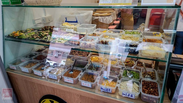【臺南美食】滿滿的料比拳頭大的飯糰，有40幾種配料以為來到自助餐店，還有雙色的飯糰和組合優惠餐~隔壁飯糰 - 南人幫
