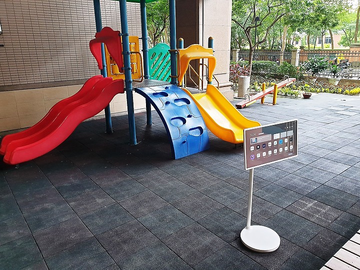 目標達成~有了 LG StanbyME 閨蜜機 帶小孩再也不用熊貓眼了~