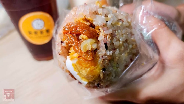 【臺南美食】滿滿的料比拳頭大的飯糰，有40幾種配料以為來到自助餐店，還有雙色的飯糰和組合優惠餐~隔壁飯糰 - 南人幫