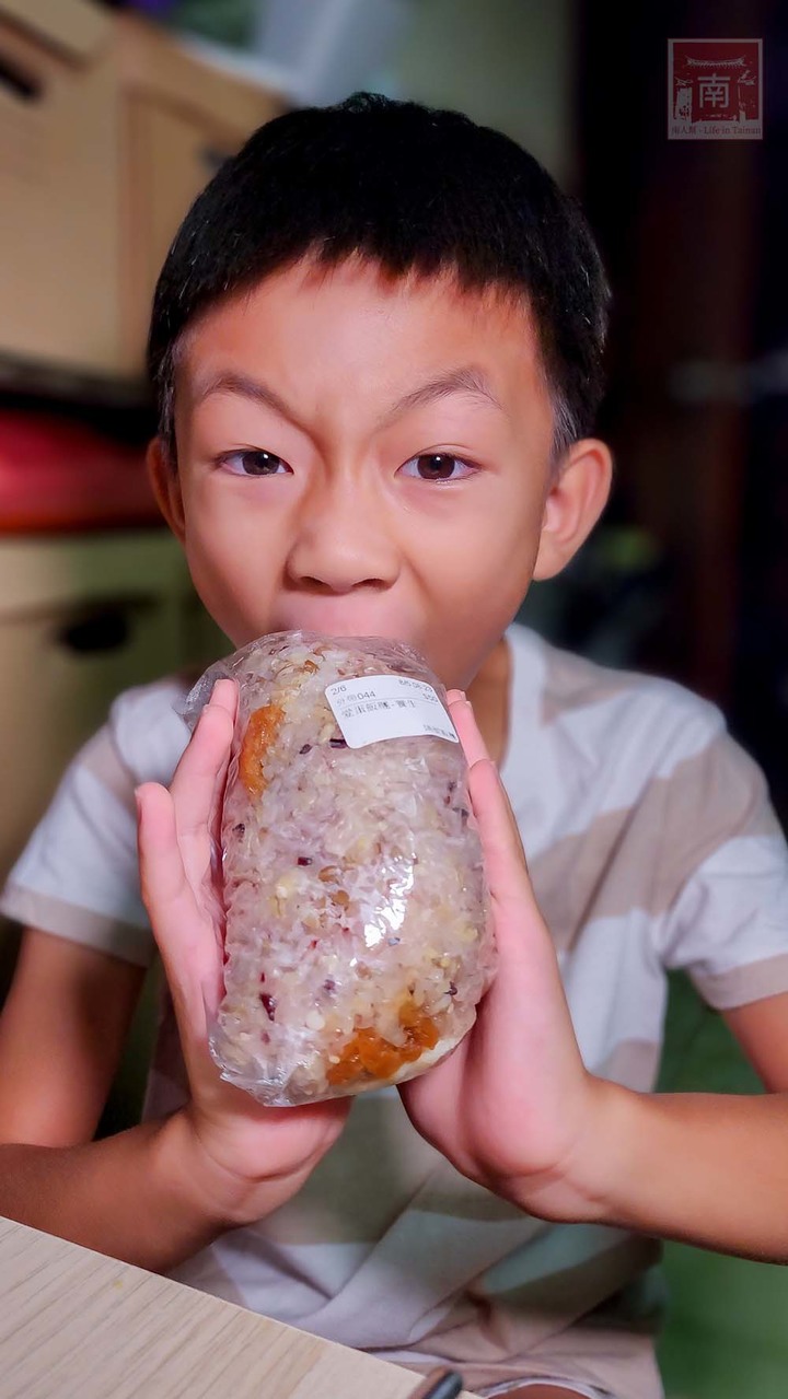 【臺南美食】滿滿的料比拳頭大的飯糰，有40幾種配料以為來到自助餐店，還有雙色的飯糰和組合優惠餐~隔壁飯糰 - 南人幫