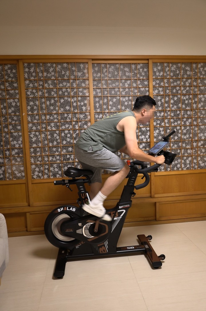 飛輪比較分享 BH磁控後驅飛輪車 SB7