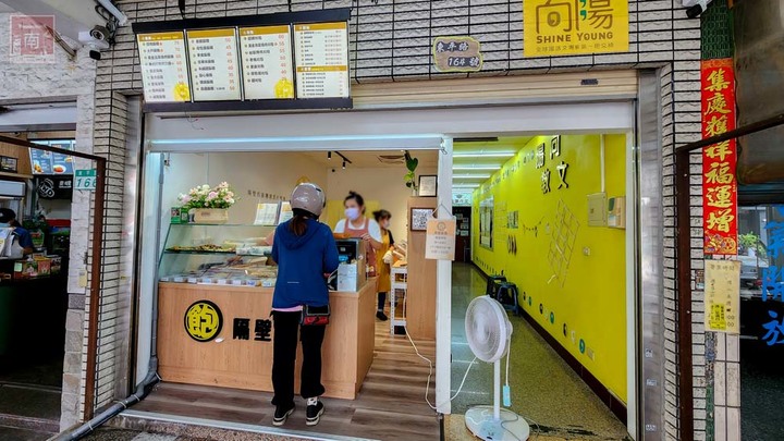 【臺南美食】滿滿的料比拳頭大的飯糰，有40幾種配料以為來到自助餐店，還有雙色的飯糰和組合優惠餐~隔壁飯糰 - 南人幫