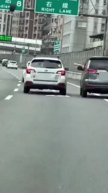 高架猴出沒台64!蛇行逼車驚險影像曝光 悽慘後果出爐
